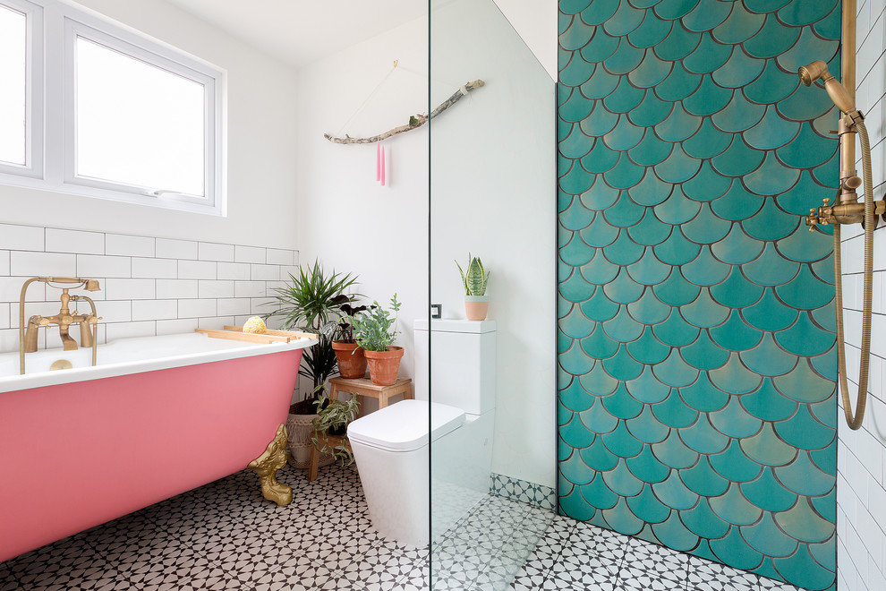 На фото: маленькая ванная комната в современном стиле с зеленой плиткой, керамической плиткой, белыми стенами, полом из цементной плитки, ванной на ножках, душевой комнатой, раздельным унитазом, разноцветным полом и открытым душем для на участке и в саду с