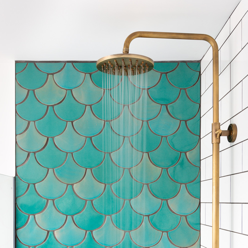 Foto de cuarto de baño contemporáneo con jacuzzi, ducha abierta, baldosas y/o azulejos verdes, baldosas y/o azulejos de cerámica, paredes blancas y suelo de azulejos de cemento