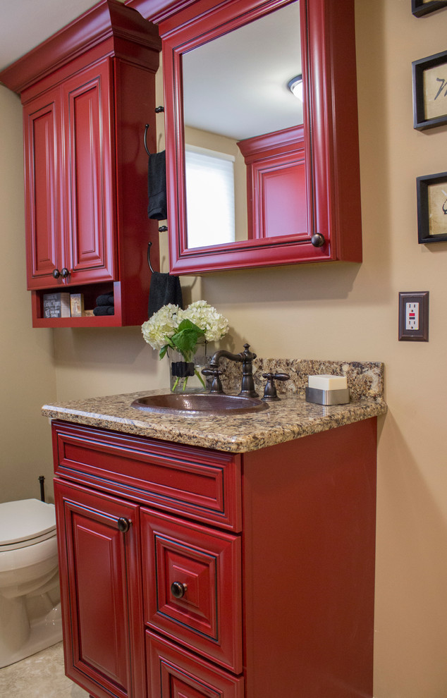 Inredning av ett modernt litet badrum, med luckor med upphöjd panel, röda skåp, granitbänkskiva, beige kakel, stenkakel, beige väggar och kalkstensgolv