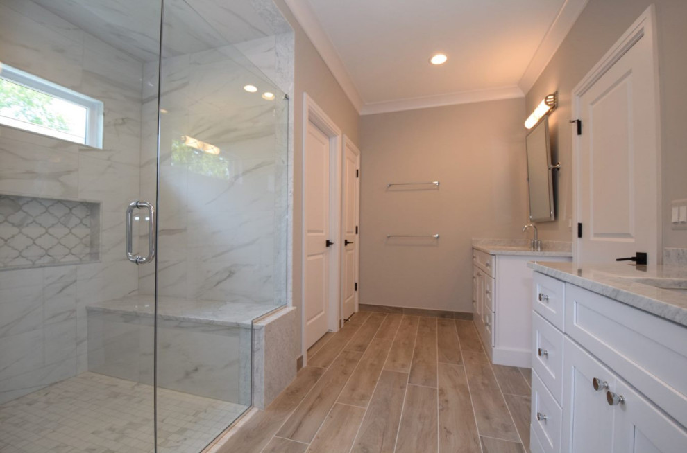 Inspiration för ett stort lantligt grå grått en-suite badrum, med skåp i shakerstil, vita skåp, ett fristående badkar, en dusch/badkar-kombination, en toalettstol med separat cisternkåpa, grå kakel, porslinskakel, grå väggar, klinkergolv i keramik, ett väggmonterat handfat, marmorbänkskiva och grått golv
