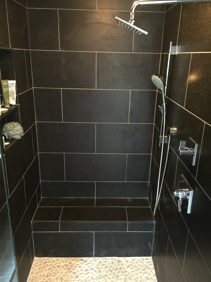 Immagine di una stanza da bagno classica di medie dimensioni con doccia alcova, piastrelle nere, piastrelle in gres porcellanato e pavimento con piastrelle di ciottoli