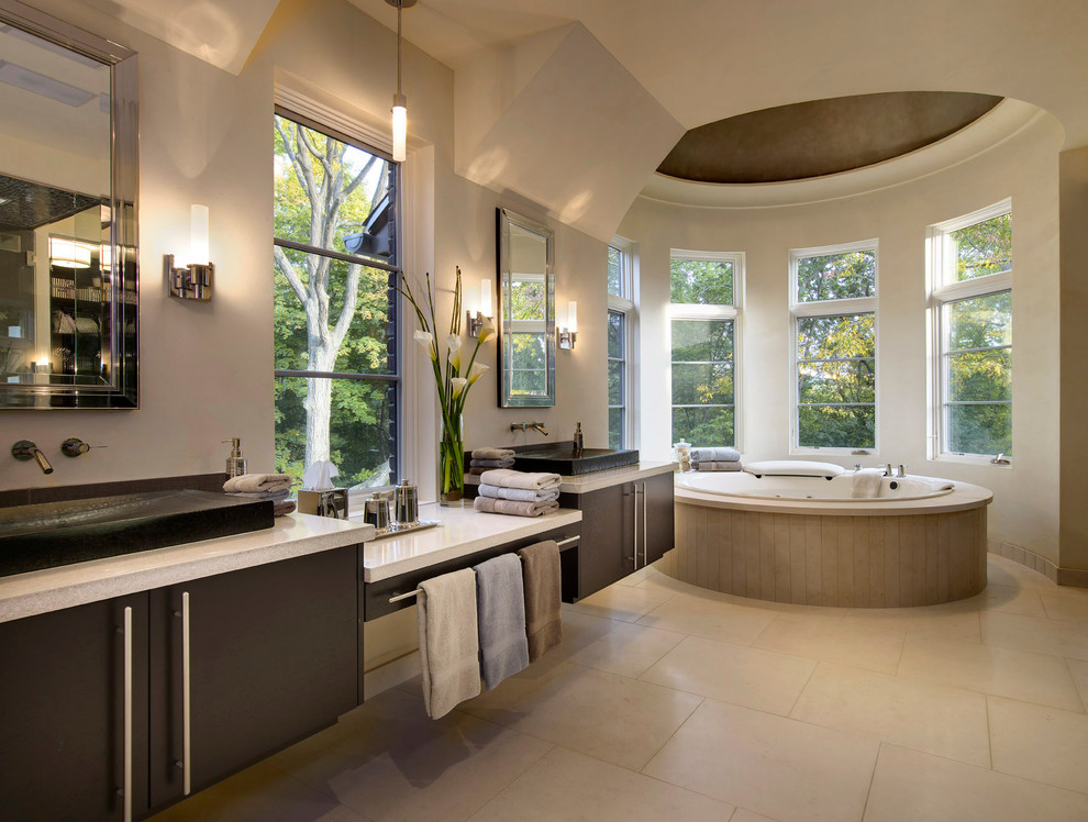 Foto di una stanza da bagno minimal con lavabo a bacinella, ante lisce, ante in legno bruno e vasca da incasso