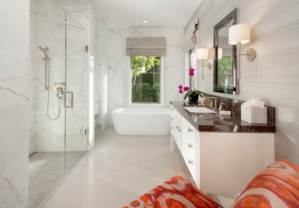 サンタバーバラにあるコンテンポラリースタイルのおしゃれな浴室 (置き型浴槽、オープン型シャワー、グレーの壁) の写真