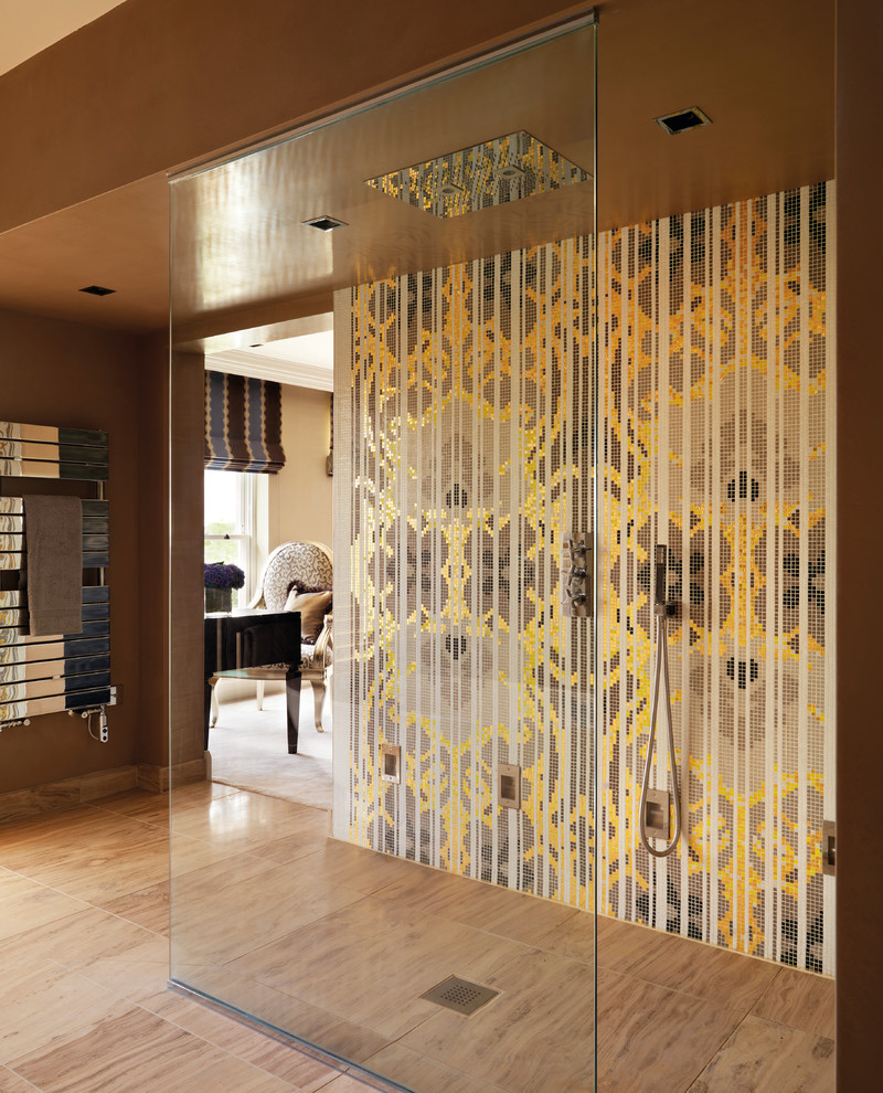 Foto di un'ampia stanza da bagno minimalista con doccia aperta, piastrelle a mosaico, pareti marroni e pavimento in gres porcellanato