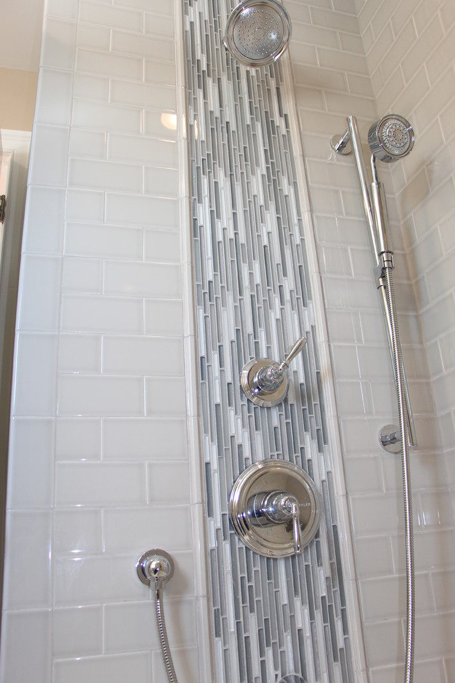 Immagine di una stanza da bagno per bambini di medie dimensioni con vasca ad alcova, piastrelle grigie, piastrelle in gres porcellanato, pareti grigie e pavimento in gres porcellanato