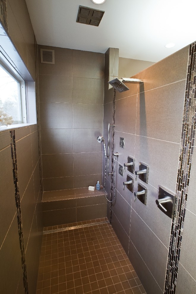 Inredning av ett klassiskt mellanstort en-suite badrum, med ett undermonterad handfat, luckor med upphöjd panel, skåp i mellenmörkt trä, granitbänkskiva, en kantlös dusch, en toalettstol med separat cisternkåpa, grå kakel, porslinskakel, grå väggar och klinkergolv i porslin