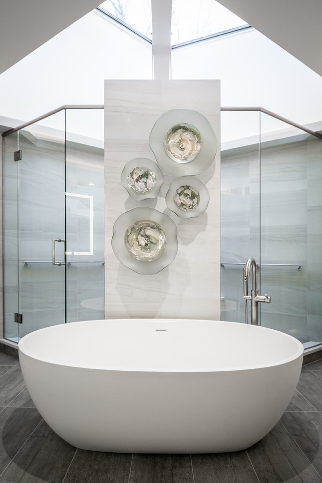 Идея дизайна: главная ванная комната в современном стиле с фасадами островного типа, бирюзовыми фасадами, отдельно стоящей ванной, двойным душем, унитазом-моноблоком, зеленой плиткой, стеклянной плиткой, серыми стенами, полом из керамической плитки, врезной раковиной, столешницей из искусственного кварца, серым полом и душем с распашными дверями