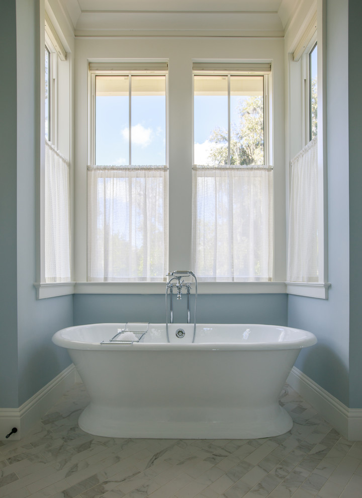 Cette image montre une salle de bain rustique avec un plan de toilette en marbre.