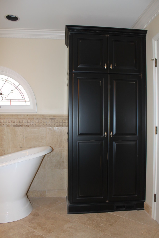 Inspiration för ett vintage badrum, med ett undermonterad handfat, luckor med upphöjd panel, svarta skåp och granitbänkskiva