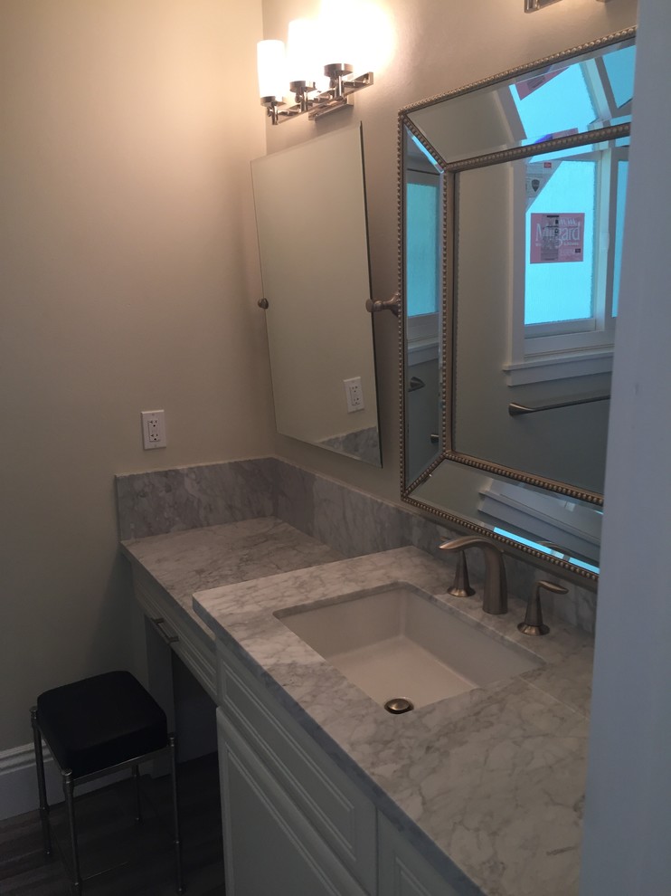 Foto di una grande stanza da bagno contemporanea con WC a due pezzi, pavimento con piastrelle in ceramica, lavabo sottopiano e ante bianche