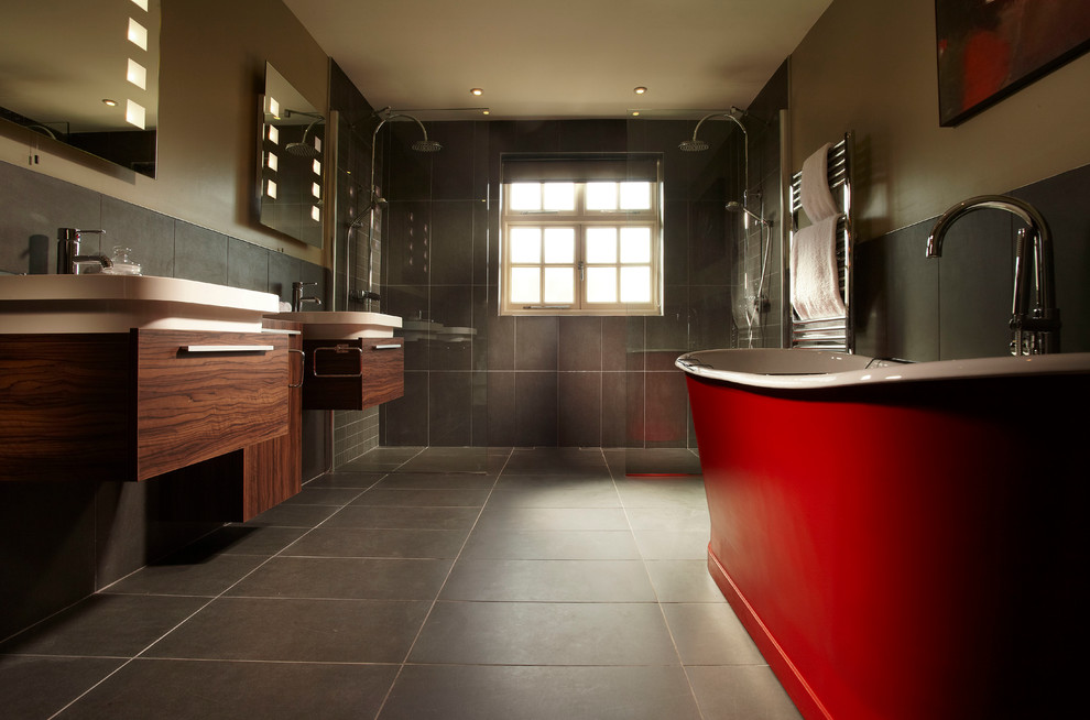Foto de cuarto de baño contemporáneo con lavabo integrado, ducha a ras de suelo, sanitario de pared, baldosas y/o azulejos grises, baldosas y/o azulejos de porcelana, paredes grises y suelo de baldosas de porcelana