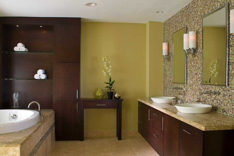 Inspiration för ett stort funkis en-suite badrum, med släta luckor, bruna skåp, ett platsbyggt badkar, gröna väggar, klinkergolv i porslin, ett fristående handfat, granitbänkskiva, beiget golv, flerfärgad kakel och mosaik