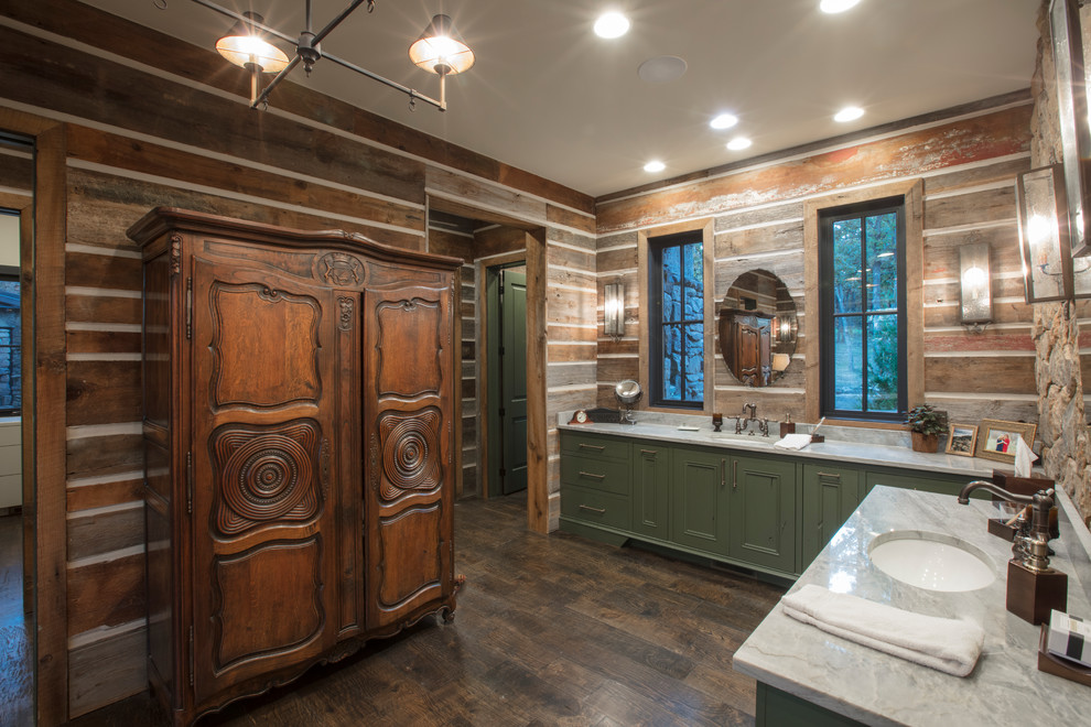 Foto på ett rustikt grå en-suite badrum, med gröna skåp, bruna väggar, mörkt trägolv, ett undermonterad handfat, brunt golv och luckor med infälld panel