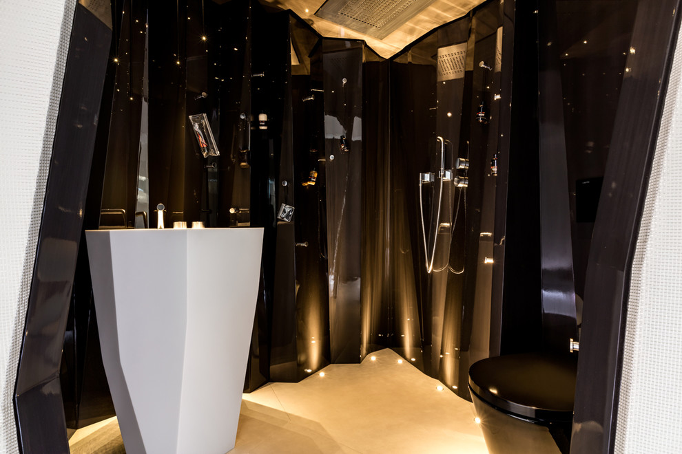 ロンドンにあるラグジュアリーな小さなコンテンポラリースタイルのおしゃれなマスターバスルーム (バリアフリー、壁掛け式トイレ、黒いタイル、ガラス板タイル、黒い壁、コンクリートの床、コンソール型シンク) の写真