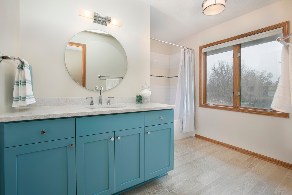 Foto på ett mellanstort funkis badrum med dusch, med skåp i shakerstil, blå skåp, en dusch i en alkov, beige väggar, klinkergolv i porslin, ett undermonterad handfat, bänkskiva i kvartsit, brunt golv och dusch med duschdraperi