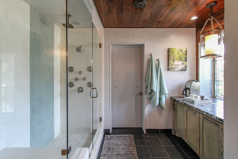 Cette image montre une petite salle de bain principale design avec une douche d'angle, un carrelage blanc, un carrelage de pierre, un mur gris et un sol en marbre.