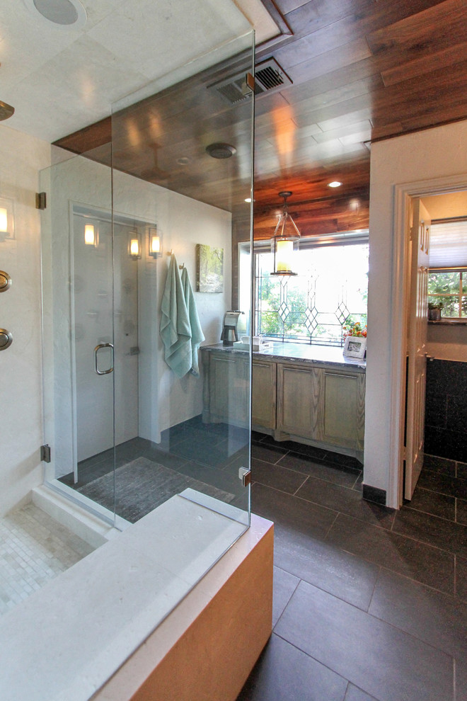 Immagine di una piccola stanza da bagno padronale minimal con doccia ad angolo, piastrelle bianche, piastrelle in pietra, pareti grigie e pavimento in marmo
