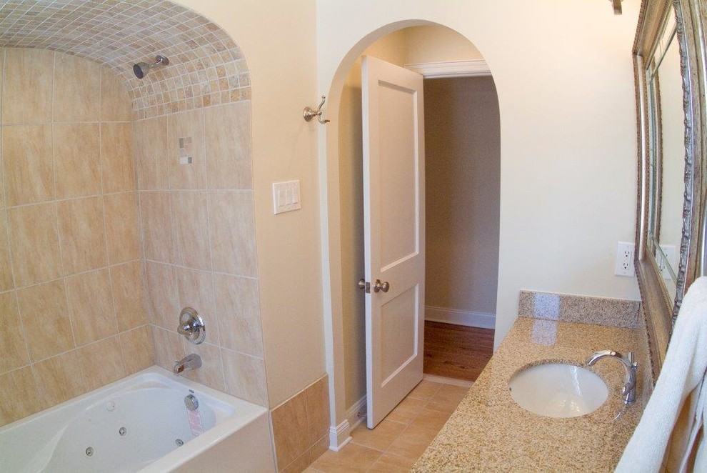 Inspiration för mellanstora klassiska badrum, med ett platsbyggt badkar, en dusch i en alkov, beige kakel, flerfärgad kakel, gul kakel, porslinskakel, beige väggar, travertin golv, ett undermonterad handfat och granitbänkskiva