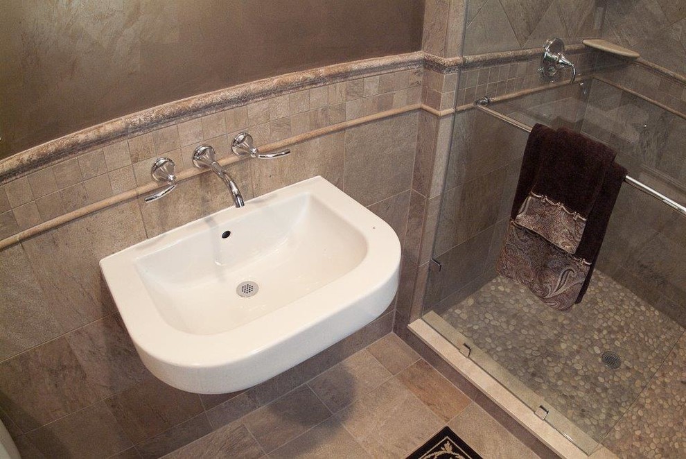 На фото: ванная комната среднего размера в классическом стиле с душем в нише, бежевой плиткой, коричневой плиткой, серой плиткой, галечной плиткой, коричневыми стенами, полом из керамогранита, душевой кабиной и подвесной раковиной