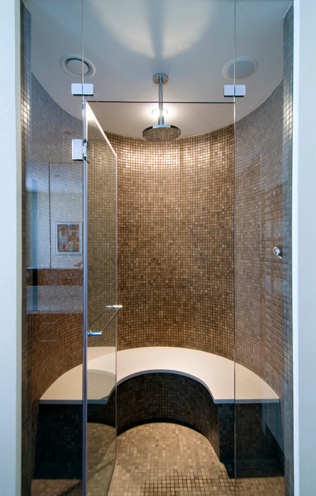 На фото: ванная комната в современном стиле с душем без бортиков, коричневой плиткой и плиткой мозаикой
