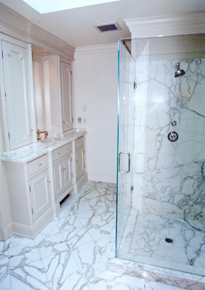 Idee per una stanza da bagno padronale vittoriana di medie dimensioni con consolle stile comò, ante bianche, vasca da incasso, doccia ad angolo, piastrelle bianche, lastra di pietra, pavimento in marmo, lavabo sottopiano e top in marmo