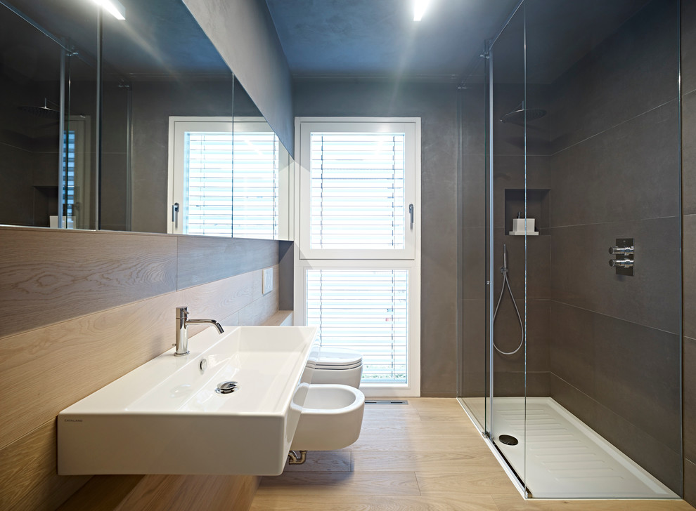 Modern inredning av ett badrum, med ljust trägolv