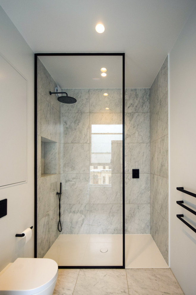 Esempio di una grande stanza da bagno con doccia moderna