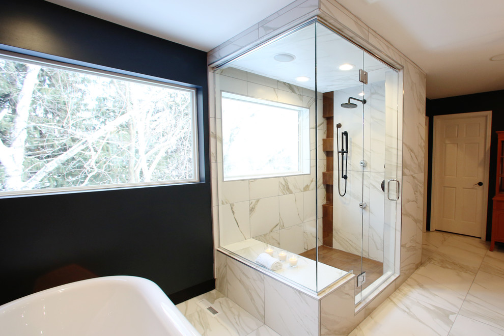 Exemple d'une grande salle de bain principale moderne avec une vasque, un placard à porte shaker, un plan de toilette en marbre, une baignoire indépendante, une douche d'angle, WC à poser, un carrelage blanc, des carreaux de porcelaine, un mur bleu et un sol en carrelage de porcelaine.