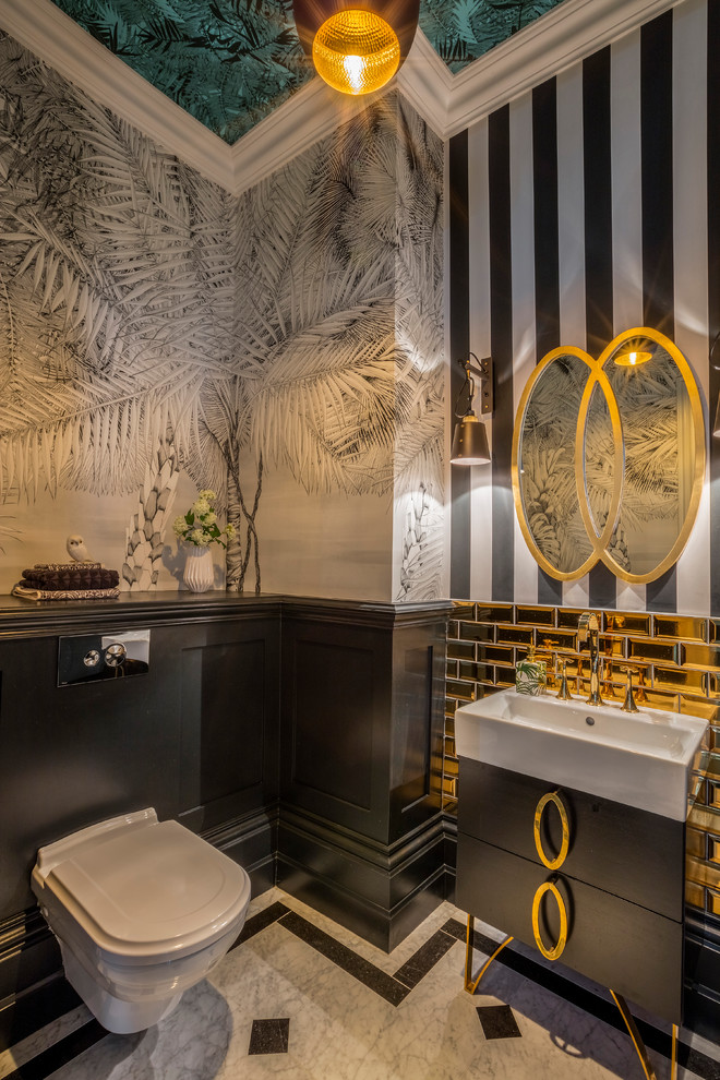 Idée de décoration pour une salle de bain tradition avec WC suspendus, un mur multicolore et une vasque.