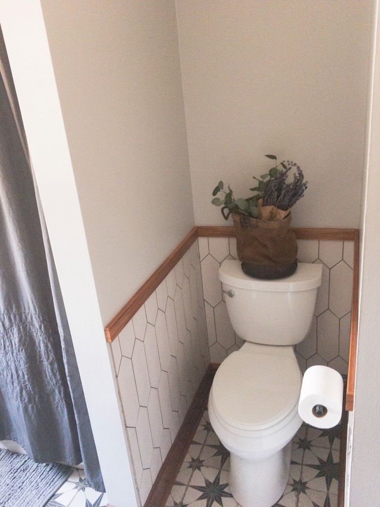 Exemple d'une salle de bain industrielle avec un plan de toilette en quartz.