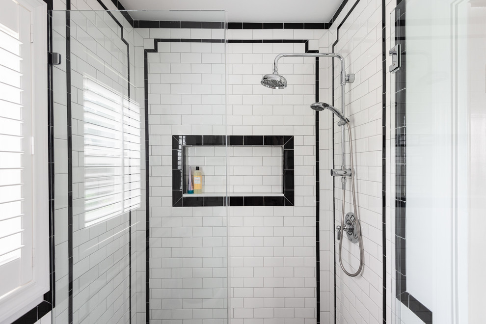 Exemple d'une salle de bain principale rétro de taille moyenne avec une douche d'angle, WC séparés, un carrelage blanc, un carrelage métro, un mur gris, un sol en carrelage de porcelaine, un lavabo de ferme, un sol blanc et une cabine de douche à porte battante.