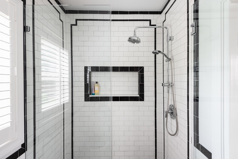 Modelo de cuarto de baño principal retro de tamaño medio con ducha esquinera, sanitario de dos piezas, baldosas y/o azulejos blancos, baldosas y/o azulejos de cemento, paredes grises, suelo de baldosas de porcelana, lavabo con pedestal, suelo blanco y ducha con puerta con bisagras