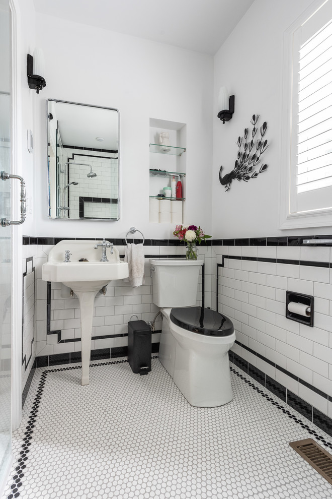 Inspiration för ett mellanstort vintage en-suite badrum, med en toalettstol med separat cisternkåpa, tunnelbanekakel, ett piedestal handfat, vitt golv, dusch med gångjärnsdörr, svart och vit kakel, vita väggar och mosaikgolv
