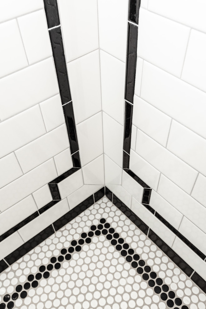 Idéer för mellanstora retro en-suite badrum, med en hörndusch, en toalettstol med separat cisternkåpa, vit kakel, tunnelbanekakel, grå väggar, klinkergolv i porslin, ett piedestal handfat, vitt golv och dusch med gångjärnsdörr