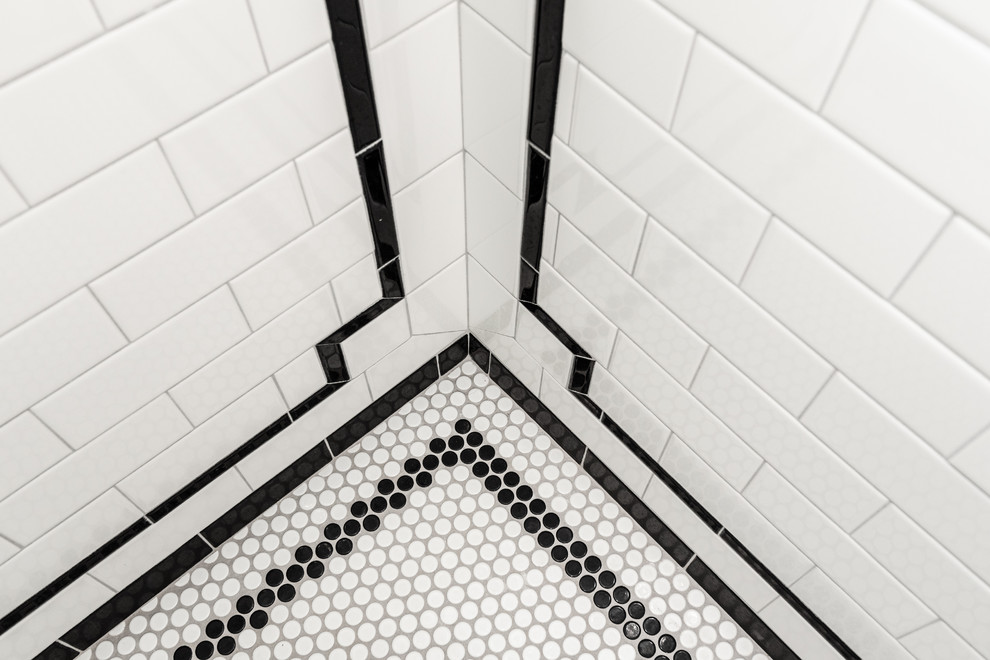 Cette image montre une salle de bain principale vintage de taille moyenne avec une douche d'angle, WC séparés, un carrelage blanc, un carrelage métro, un mur gris, un sol en carrelage de porcelaine, un lavabo de ferme, un sol blanc et une cabine de douche à porte battante.