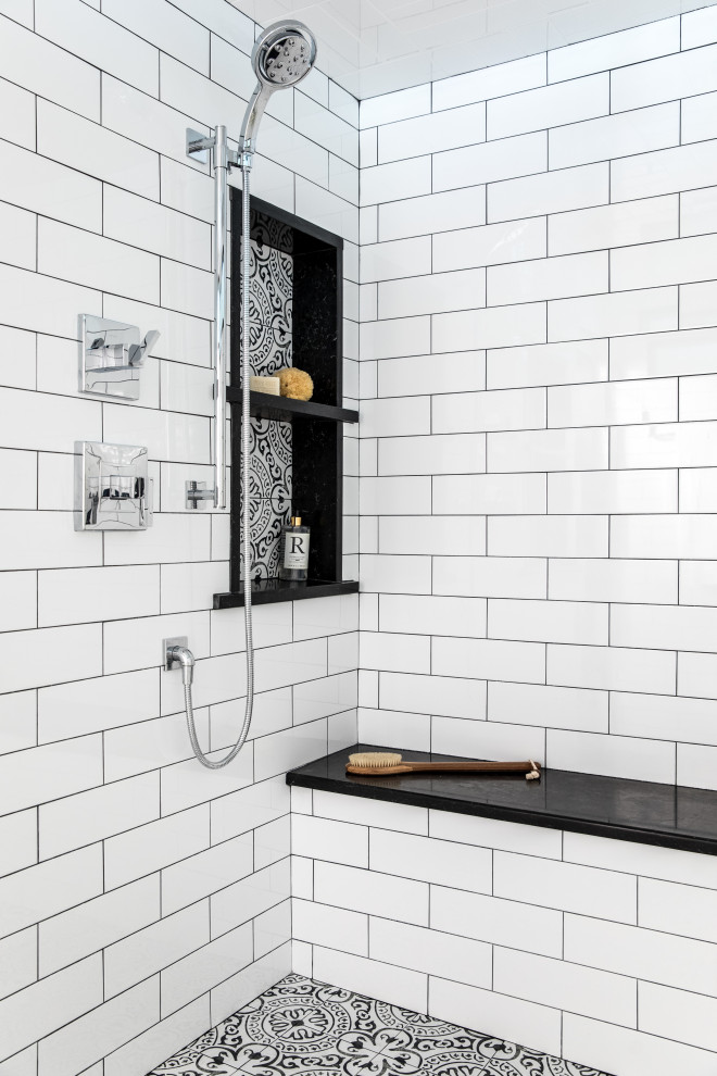 На фото: ванная комната в стиле неоклассика (современная классика) с фасадами с утопленной филенкой, белыми фасадами, душем без бортиков, раздельным унитазом, белой плиткой, керамической плиткой, зелеными стенами, полом из цементной плитки, душевой кабиной, настольной раковиной, столешницей из кварцита, открытым душем и черной столешницей