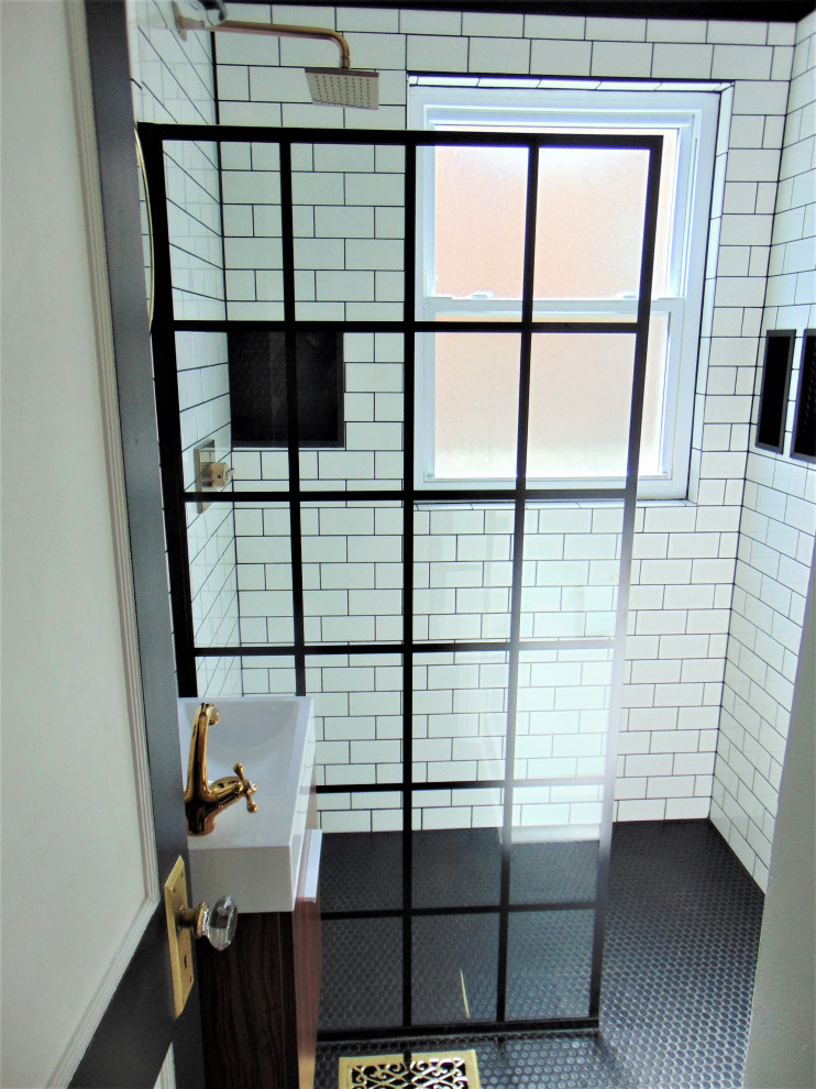 Foto på ett litet funkis badrum, med skåp i mellenmörkt trä, en öppen dusch, vit kakel, tunnelbanekakel, svarta väggar, klinkergolv i keramik, svart golv och ett väggmonterat handfat