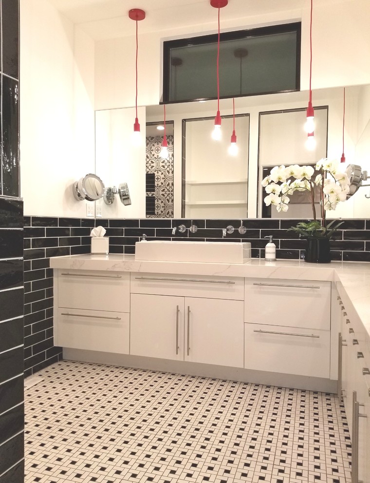 Идея дизайна: главная ванная комната в стиле фьюжн с плоскими фасадами, белыми фасадами, двойным душем, черной плиткой, керамической плиткой, полом из керамогранита и душем с распашными дверями