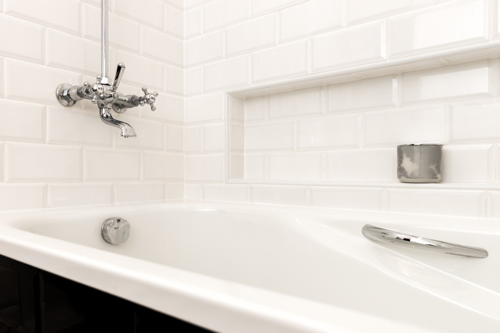 Modern inredning av ett litet en-suite badrum, med ett piedestal handfat, ett platsbyggt badkar, en dusch/badkar-kombination, en toalettstol med separat cisternkåpa, vit kakel, tunnelbanekakel och vita väggar