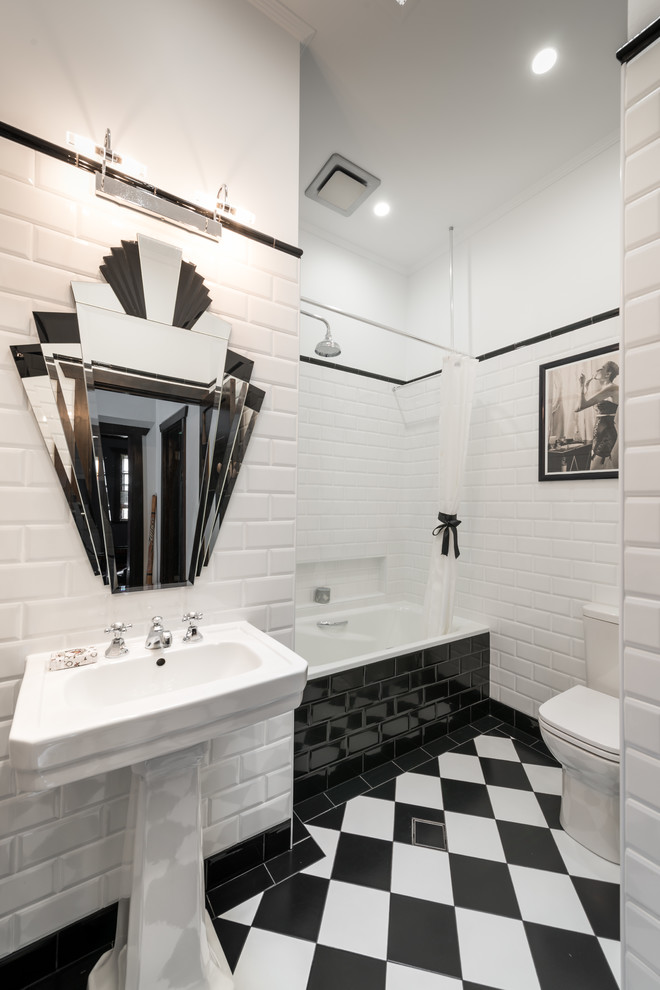 他の地域にある高級な小さなコンテンポラリースタイルのおしゃれなマスターバスルーム (ペデスタルシンク、ドロップイン型浴槽、シャワー付き浴槽	、分離型トイレ、白いタイル、サブウェイタイル、白い壁) の写真