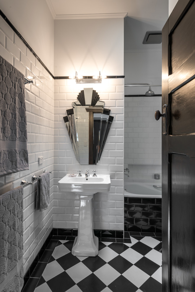 Ispirazione per una piccola stanza da bagno padronale design con lavabo a colonna, vasca da incasso, vasca/doccia, WC a due pezzi, piastrelle bianche, piastrelle diamantate e pareti bianche