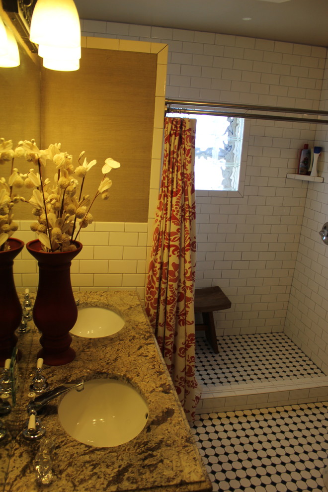 Пример оригинального дизайна: главная ванная комната среднего размера в стиле неоклассика (современная классика) с душем в нише, белой плиткой, плиткой кабанчик, бежевыми стенами, полом из керамогранита, врезной раковиной, столешницей из гранита, разноцветным полом, шторкой для ванной и бежевой столешницей