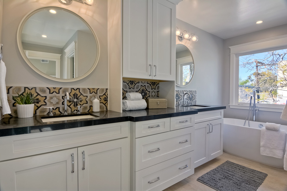 Exempel på ett modernt en-suite badrum, med skåp i shakerstil, vita skåp, ett fristående badkar, en dusch/badkar-kombination, ett undermonterad handfat och med dusch som är öppen