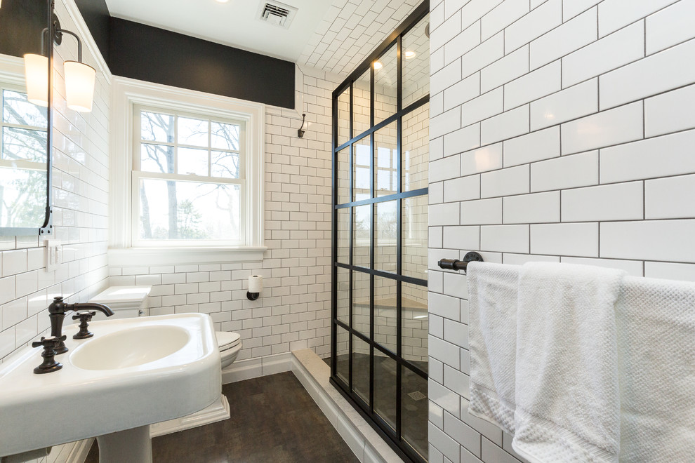 Ispirazione per una stanza da bagno classica con doccia alcova, piastrelle bianche, piastrelle diamantate, pareti nere, pavimento grigio e doccia aperta