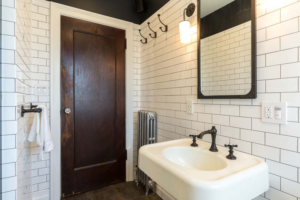 Idee per una stanza da bagno tradizionale con doccia alcova, piastrelle bianche, piastrelle diamantate, pareti nere, pavimento grigio e doccia aperta