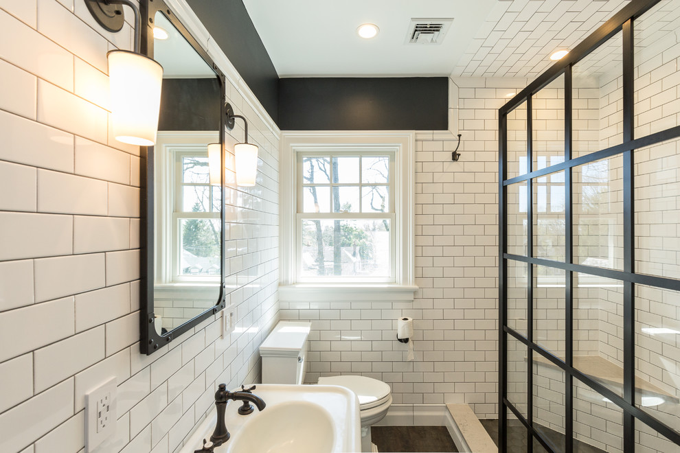 Immagine di una stanza da bagno tradizionale con doccia alcova, piastrelle bianche, piastrelle diamantate, pareti nere, pavimento grigio e doccia aperta
