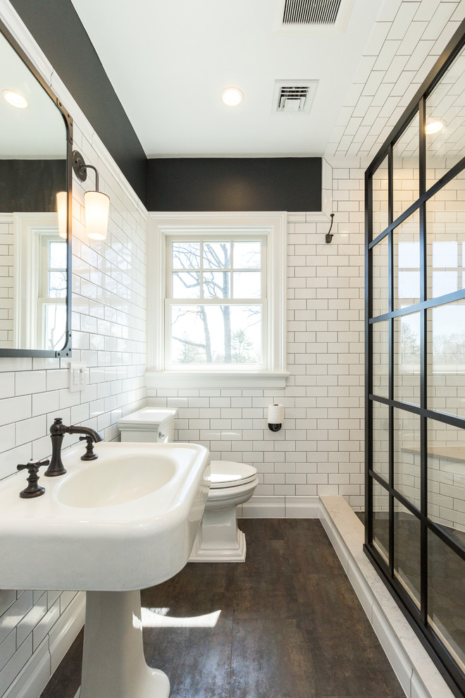Идея дизайна: ванная комната в классическом стиле с душем в нише, белой плиткой, плиткой кабанчик, черными стенами, серым полом и открытым душем