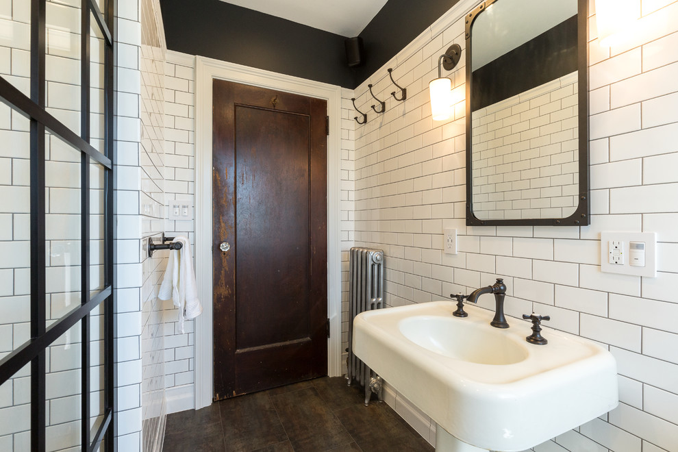 Foto de cuarto de baño clásico con ducha empotrada, baldosas y/o azulejos blancos, baldosas y/o azulejos de cemento, paredes negras, suelo gris y ducha abierta