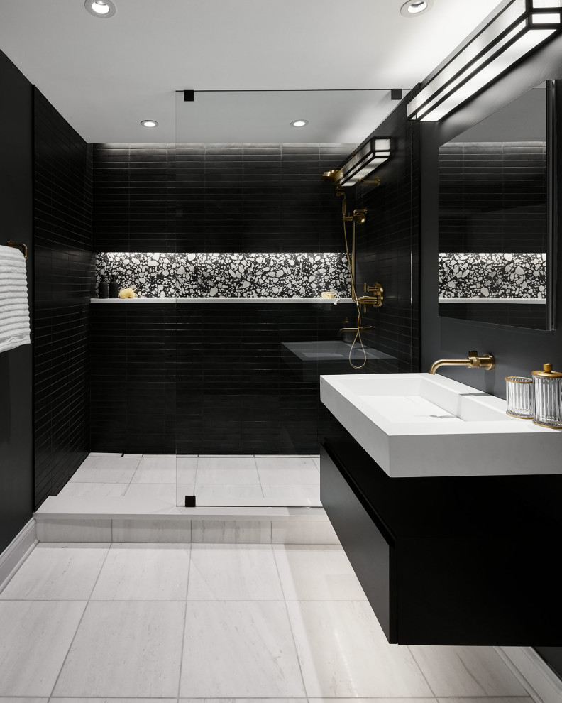 Ispirazione per una stanza da bagno con doccia moderna con ante nere, pareti nere, lavabo sospeso, pavimento grigio e doccia aperta