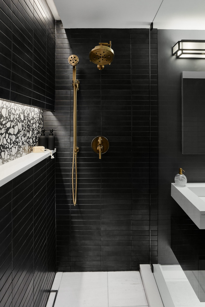 Immagine di una stanza da bagno con doccia minimalista con ante nere, pareti nere, lavabo sospeso, pavimento grigio e doccia aperta